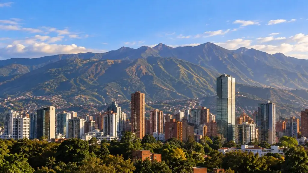 Ciudad colombiana al pie de las montañas